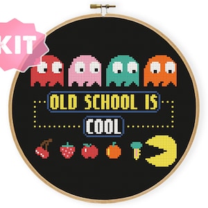 Può includere: Kit di punto croce con fantasmi di Pac-Man e il testo "Old School is Cool". Il kit include tessuto nero, filo e istruzioni.