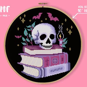 Può includere: Uno schema di punto croce con un teschio bianco che riposa su una pila di tre libri. I libri sono viola, rosa e blu. Sullo sfondo ci sono pipistrelli, stelle e una candela con fumo che esce da essa. Lo schema è progettato per un cerchio di 25 cm.