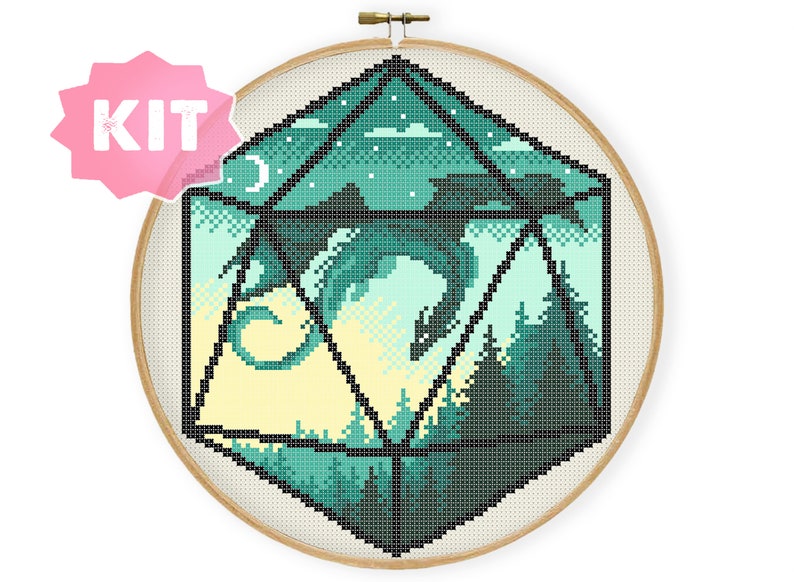 Peut inclure: Un kit de point de croix repr&eacute;sentant un dragon vert &agrave; l'int&eacute;rieur d'une forme g&eacute;om&eacute;trique, ressemblant &agrave; un d&eacute;, avec une sc&egrave;ne de for&ecirc;t en arri&egrave;re-plan.