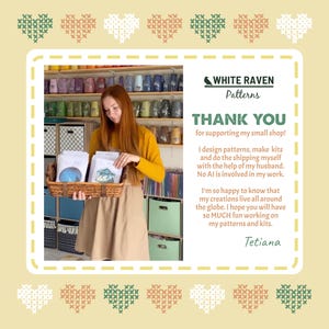 以下が含まれることがあります： クラフトキットの入ったバスケットを持つ女性。画像には「WHITE RAVEN Patterns THANK YOU for supporting my small shop!」というテキストと、手作りのパターンとキットに関するメッセージが含まれています。