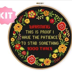 Może przedstawiać: Czarny tamborek do haftu z wzorem wieńca kwiatowego i tekstem "WARNING THIS IS PROOF I HAVE THE PATIENCE TO STAB SOMETHING 1000 TIMES".