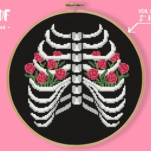 Könnte beinhalten: Kreuzstichmuster eines Brustkorbs mit roten Rosen in der Brusthöhle, vor schwarzem Hintergrund. Das Design befindet sich in einem 20 cm-Reifen, mit dem Text "PDF FILE" oben links.