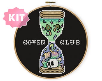 Coven Club Sandklocka Korsstygnskit, Häxig Halloween Broderi, Pastell Goth Dekor, Skräckgotisk Wicca Pagan Ockult Feminism