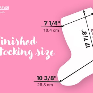 Op de afbeelding: Een wit silhouet van een kous op een roze achtergrond met de tekst White Raven Patterns en Finished stocking size. De afmetingen zijn aangegeven als 18,4 cm breed, 45,4 cm hoog en 26,3 cm voor de voetlengte.