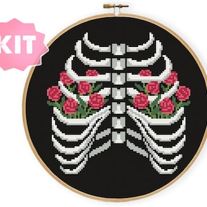 Kruisset rode roos en ribben, skelet botten schedel borduurwerk, old school tattoo design, anatomie dokter cadeau, bloemenkaart gothic kit