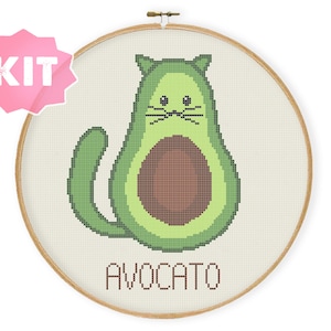 Könnte beinhalten: Ein Kreuzstich-Muster-Set mit einer grünen Avocado-Katze mit dem Text "AVOCATO".