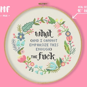Può includere: Ricamo a punto croce in un telaio di legno con il testo "what (and I cannot emphasize this enough) the fuck" circondato da una ghirlanda floreale. Il telaio misura 25,4 cm di diametro.