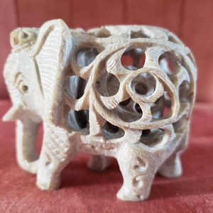 Geschnitzter Elefant mit winzigem Elefanten im Inneren