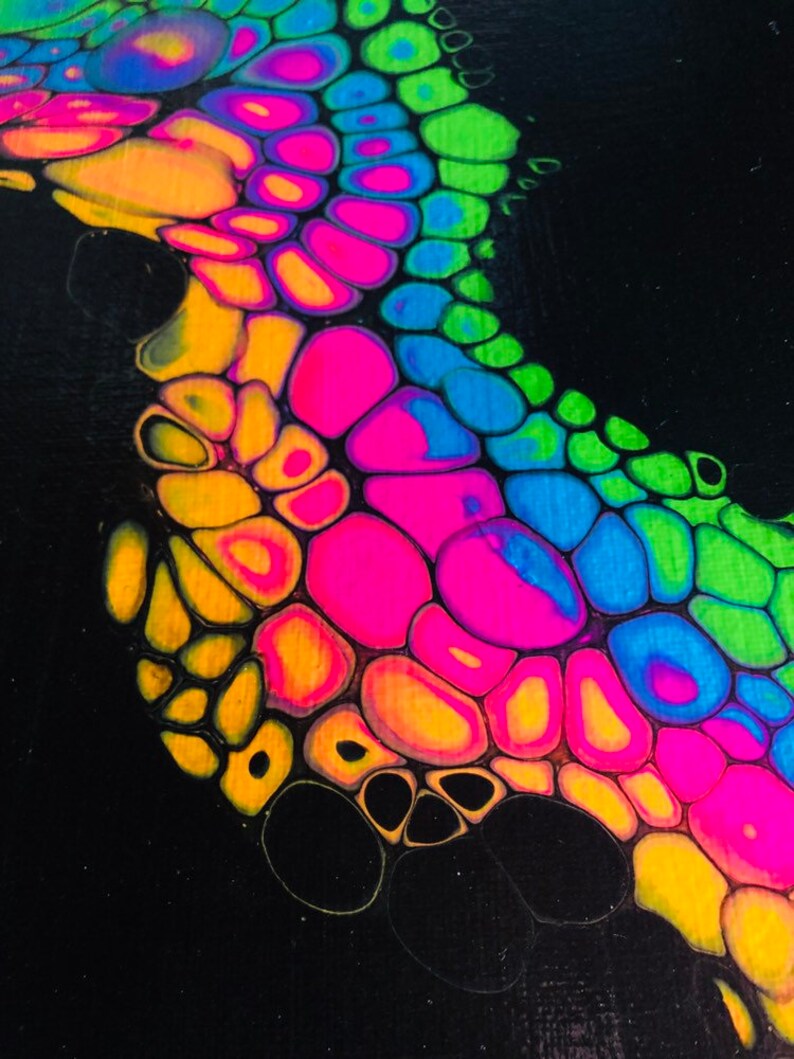 Puede incluir: Pintura abstracta con fondo negro y un dise&ntilde;o colorido de c&iacute;rculos amarillos, naranjas, rosas, azules y verdes. Los c&iacute;rculos est&aacute;n dispuestos en un patr&oacute;n fluido, creando una sensaci&oacute;n de movimiento.