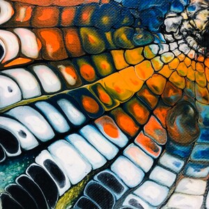 Puede incluir: Pintura abstracta con un patr&oacute;n de remolino de naranja, azul, blanco y negro. La pintura crea un efecto texturizado, casi escamoso.
