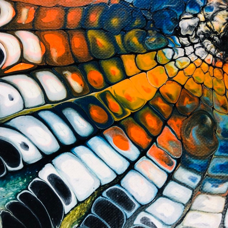 Puede incluir: Pintura abstracta con un patr&oacute;n de remolino de naranja, azul, blanco y negro. La pintura crea un efecto texturizado, casi escamoso.