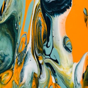 Puede incluir: Pintura abstracta con patrones en espiral en tonos de naranja, azul, verde, blanco y negro.