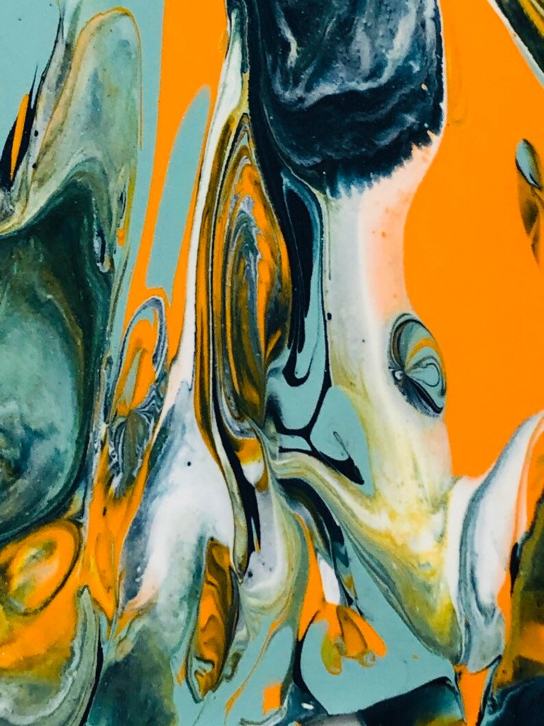 Puede incluir: Pintura abstracta con patrones en espiral en tonos de naranja, azul, verde, blanco y negro.