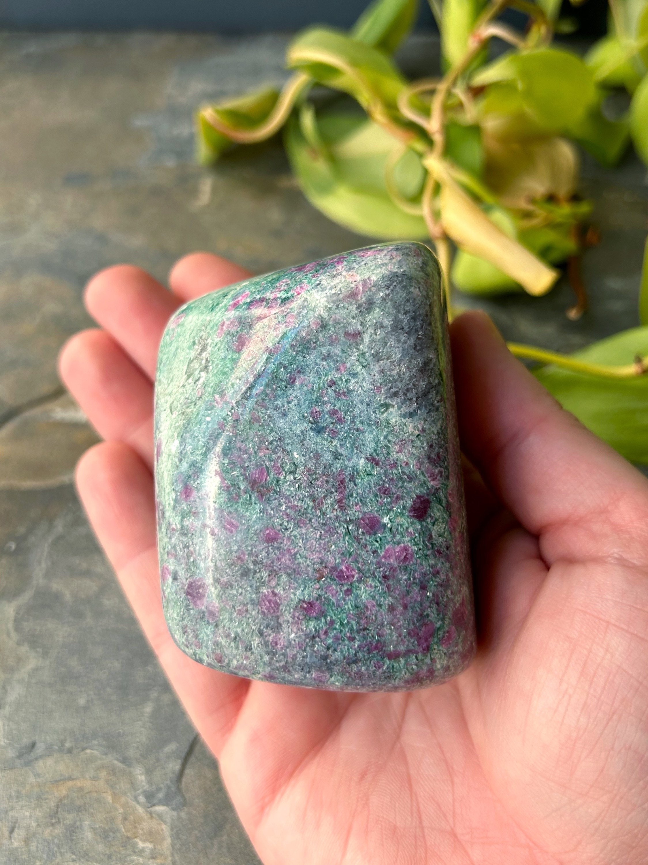 Rubis fuchsite et bleu cyanite forme libre - avec mica ! Scintillant et rare