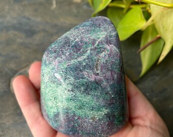 Rubis fuchsite et bleu cyanite forme libre - avec mica ! Scintillant et rare
