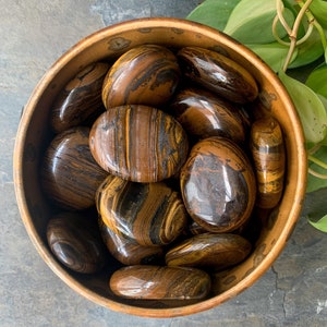 Tiger Iron Palmstone, Worry stone for grounding, strength