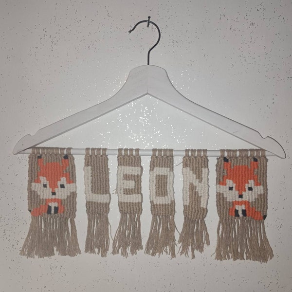 Tenture macramé tissage déco enfant bebe prenom leon renard fox sur cintre bois blanc