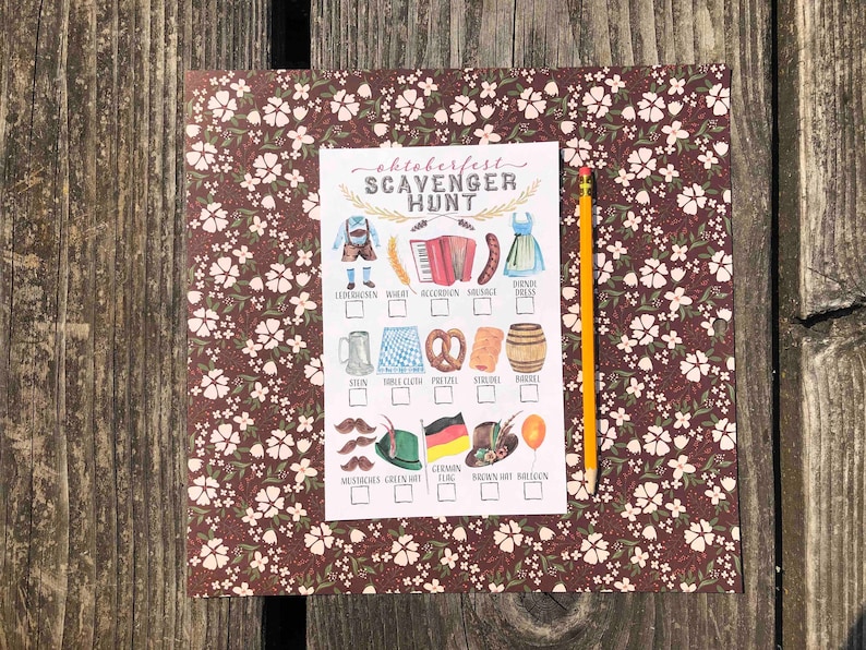 Pu&ograve; includere: Un elenco di controllo per la caccia al tesoro di Oktoberfest stampabile con illustrazioni di oggetti tradizionali tedeschi come lederhosen, un pretzel, una boccale e un dirndl. L'elenco di controllo include il testo "Oktoberfest Scavenger Hunt".