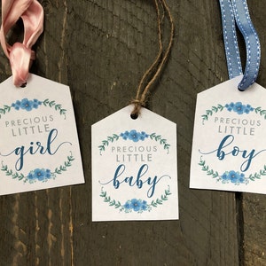 Etichette stampabili per bomboniere per baby shower, da annodare su regali da portare a casa con ghirlanda floreale blu vintage e fogliame verde salvia, preziosa piccola neonata