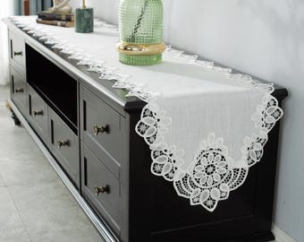 Elegante tafelloper geborduurd kant – Klassiek wit decoraccent