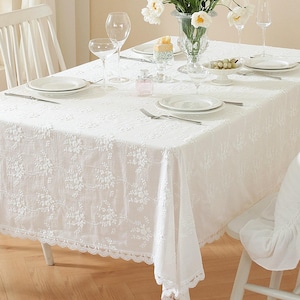 Mantel rectangular de algodón suave con bordado floral.