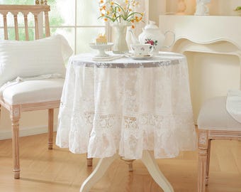 Runde Tischdecke mit weißer Spitze: Polyester-Tischwäsche mit floraler Stickerei und gekräuseltem Rand