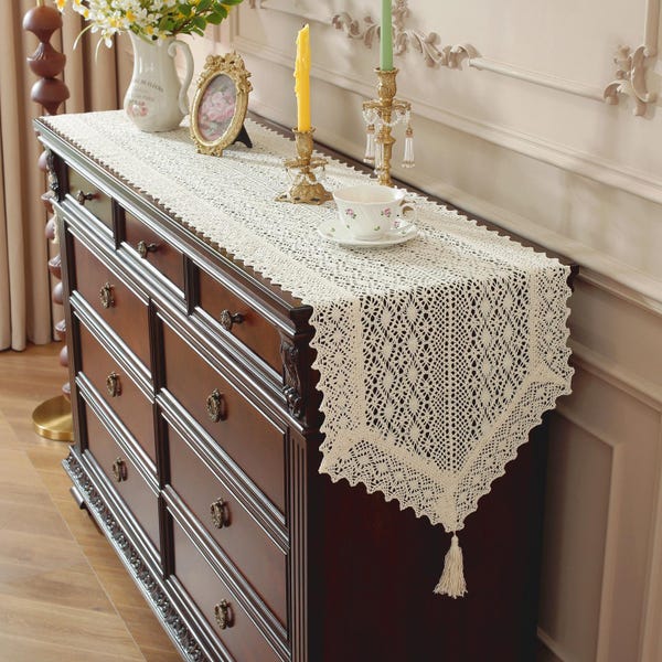 Vintage-inspirierter Häkel-Spitzen-Tischläufer - Elegantes & Zeitloses Dekor
