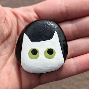 Roccia a forma di gatto dipinta a mano: stravagante decorazione da giardino