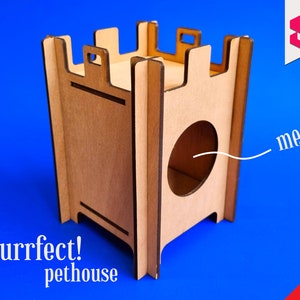 以下が含まれることがあります： 丸い入り口の穴のある塔の形をした木製の猫の家。家は茶色で、上部に小さな開口部があります。家の下に「a Purrfect! pethouse」という文字が書かれています。