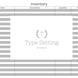 Puede incluir: Una hoja de inventario en blanco y negro con el título "Inventario" y los encabezados de columna "Artículo", "Descripción", "Cantidad" y "Precio". La hoja está diseñada con un fondo gris y un logotipo para "Type Setting Studio" en el centro.