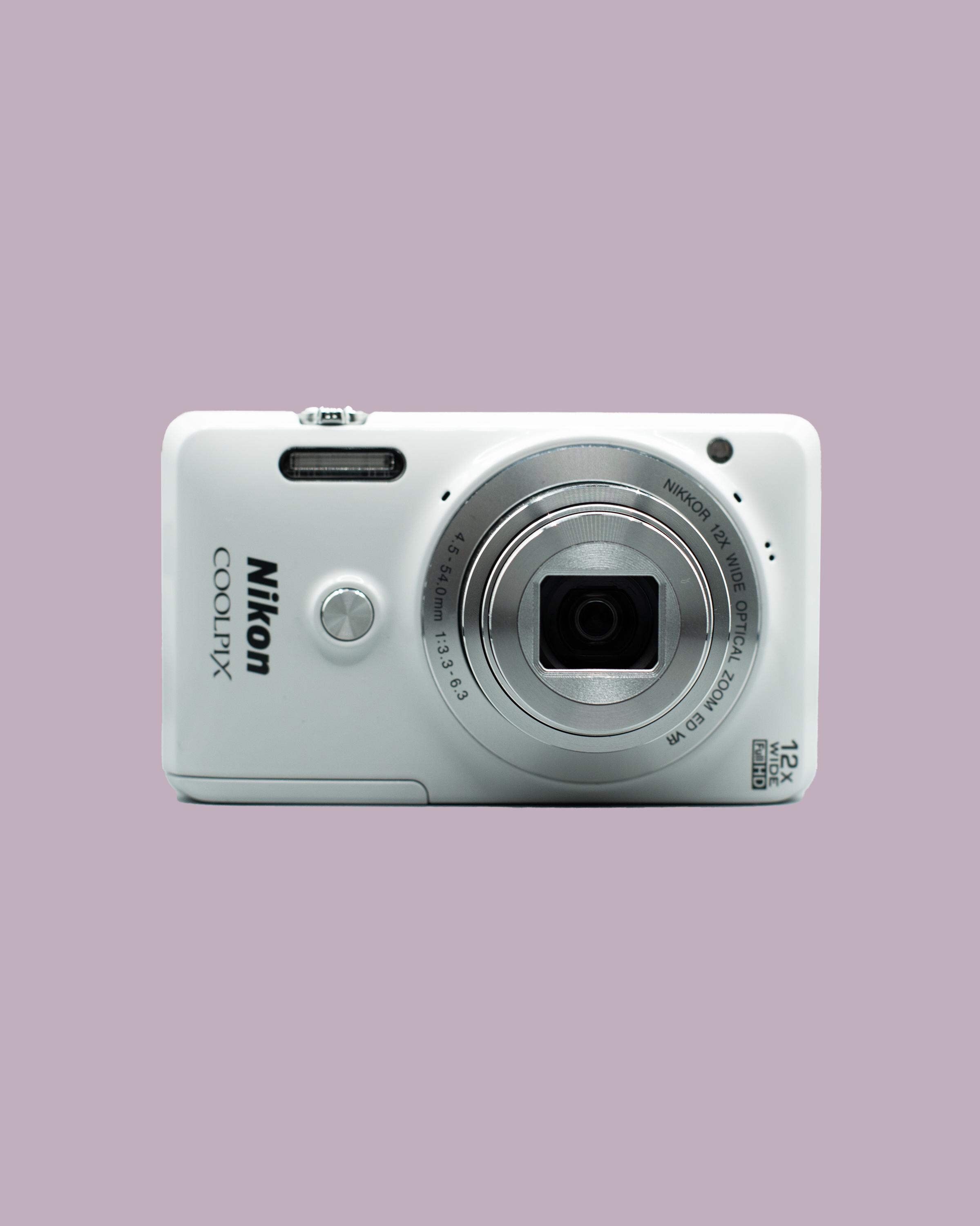 Nikon COOLPIX S6900 ホワイト 本体 y2k Nikon Coolpix S6900 / Rare Digital Camera W Rotatable Flip-out