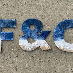 Arte de letras monograma con temática playera de 30 cm, decoración náutica costera inicial, arte de pared, resina epoxi oceánica, regalo surfista para nuevos propietarios.