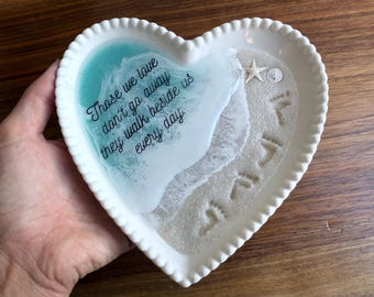 Porta-joias em formato de coração com estampa de onda do oceano e frase de homenagem. Presente para quem perdeu um ente querido.