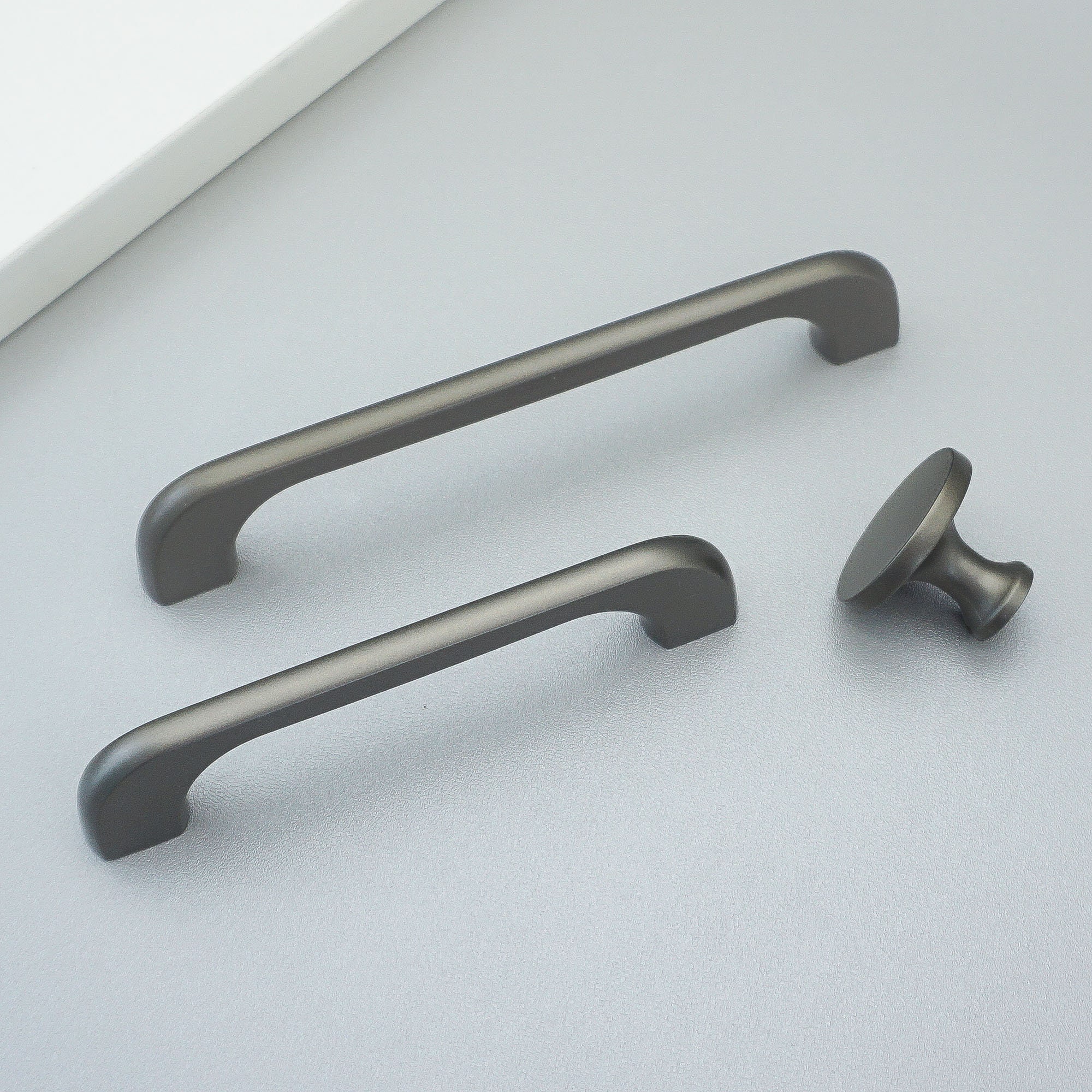 6 Maniglie In Pelle Per Mobili - Pomelli Cassetti E Armadi - Nero Con Viti - Distanza Fori 96mm - Foto 4