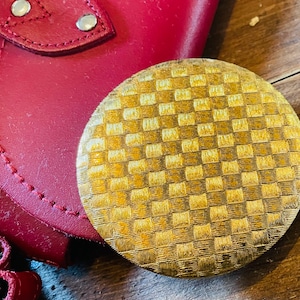 Vintage yellow gold coloured metal medium compact with checkered design