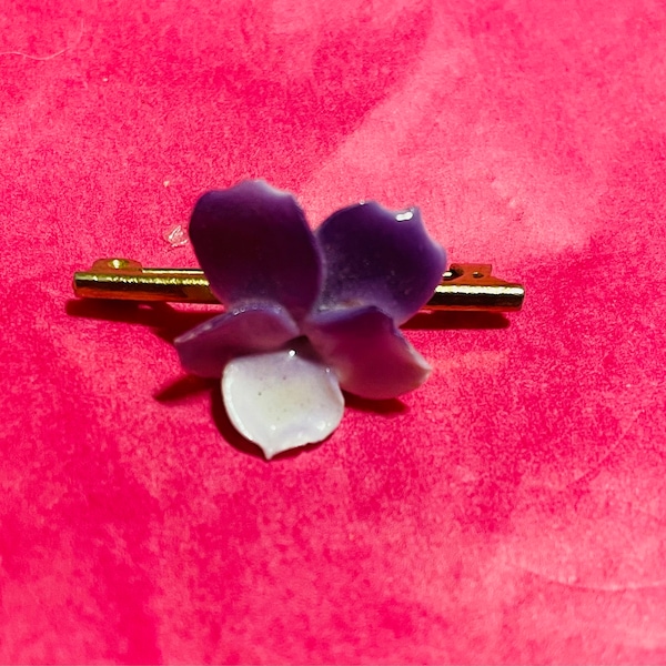 Handmade China Palest lilac daisy pin