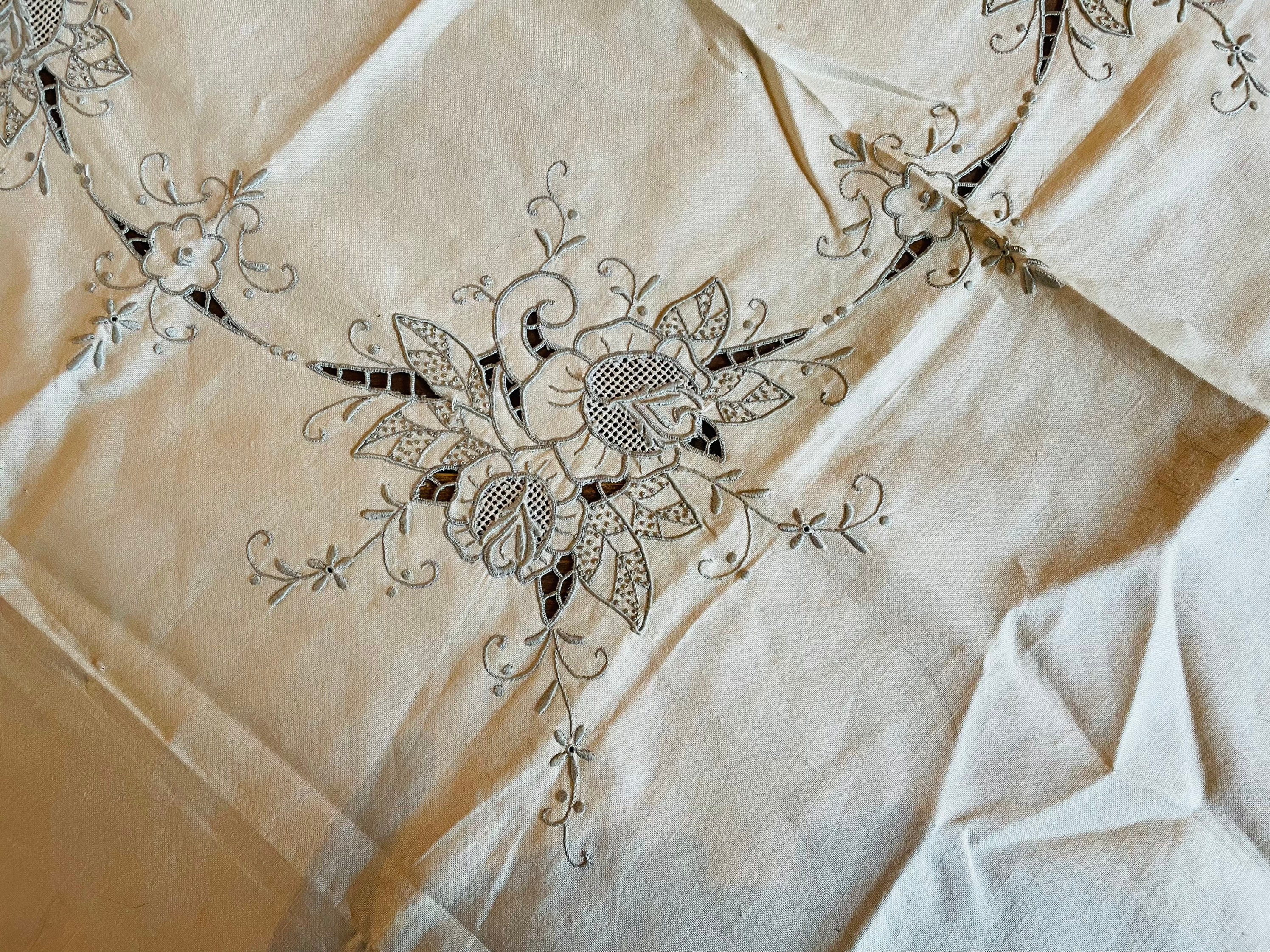 Nappe Rectangulaire Blanche Brodée Main – 6 Serviettes Assorties – Motif éventails
