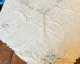 Vintage Embroidered Tablecloth with 6 Napkins, Scalloped Edge