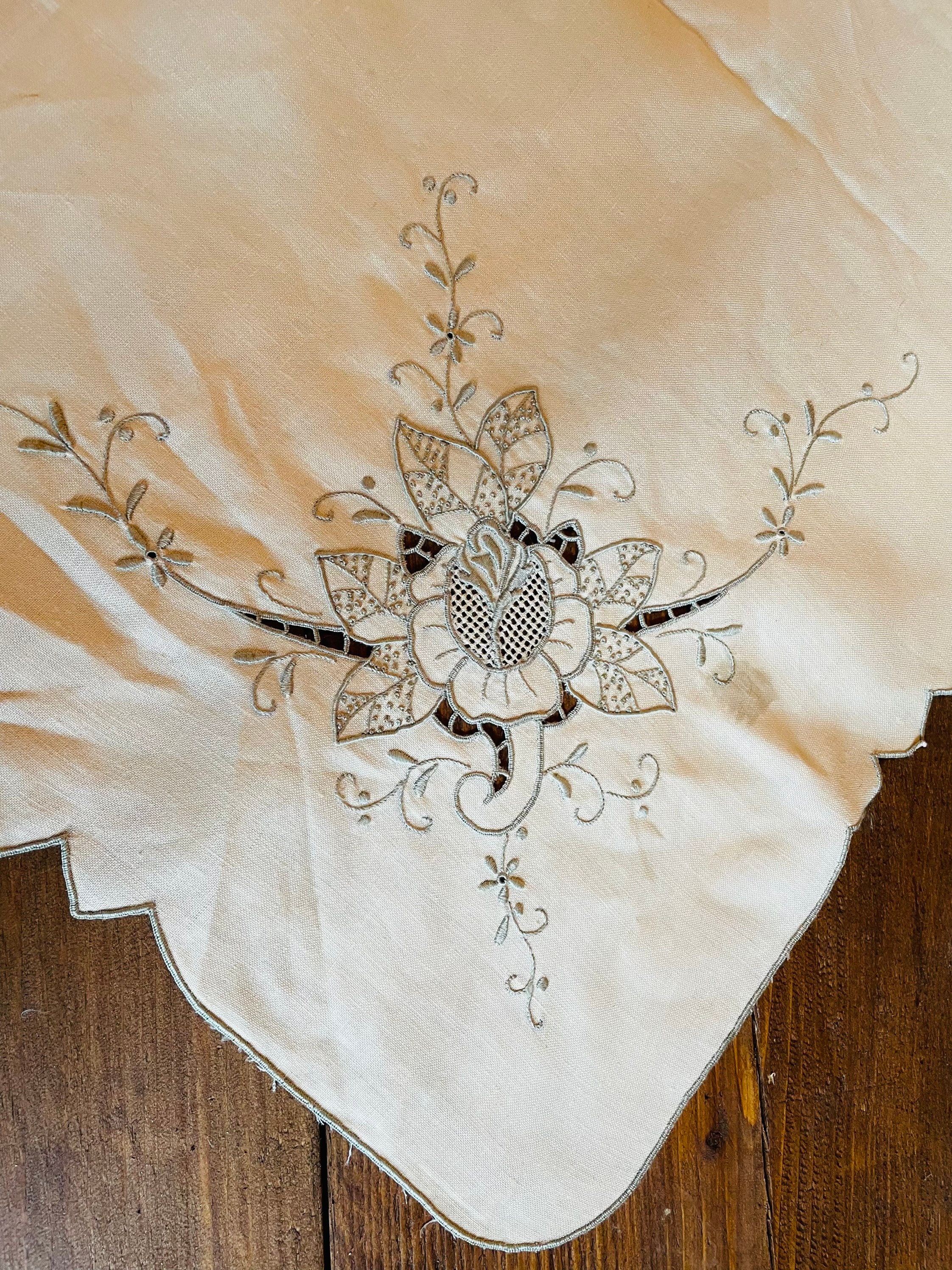 Nappe Rectangulaire Blanche Brodée Main – 6 Serviettes Assorties – Motif éventails