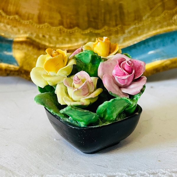 Coalport Handcrafted posy of roses in a black bowl