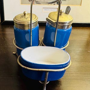 Könnte beinhalten: Ein Satz von drei Keramik-Nisttöpfen in Blau-, Grün- und Weißtönen. Die Schalen haben eine gesprenkelte Glasur und ein schlichtes, modernes Design. Die größte Schüssel hat einen Durchmesser von etwa 15 cm.