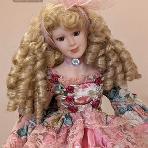 Muñeca de porcelana vintage magnética Victoria, colección de 1992, altura 55 cm.