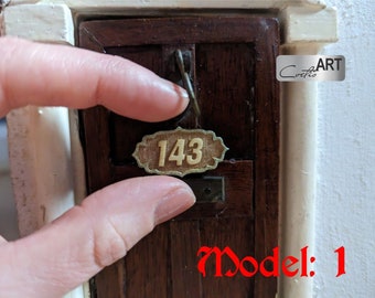 Casa de muñecas personalizada, letrero con número de puerta: accesorio para casa de hadas en miniatura a escala 1/12
