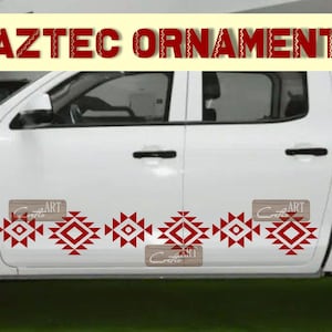 Puede incluir: Camioneta blanca con calcomanías de estilo azteca rojo y blanco en el lateral. Las calcomanías están dispuestas en una fila y presentan formas geométricas. El texto "AZTEC ORNAMENT" se muestra en letras rojas sobre un fondo amarillo en la parte superior de la imagen.