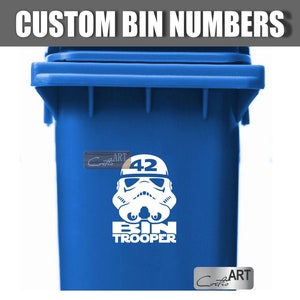 Puede incluir: Un contenedor azul de reciclaje con una pegatina blanca que muestra un casco de Stormtrooper de Star Wars con el número 42 en la parte superior y el texto "Bin Trooper" debajo.