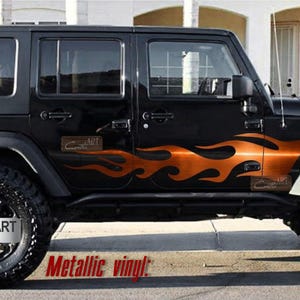 Könnte beinhalten: Ein schwarzer SUV mit einem metallic-orangen Flammenaufkleber an den Seitenwänden. Das Fahrzeug hat große schwarze Offroad-Reifen und eine sichtbare Antenne. Der Text Coefio ART ist auf dem Aufkleber und in einer separaten Grafik zu sehen.