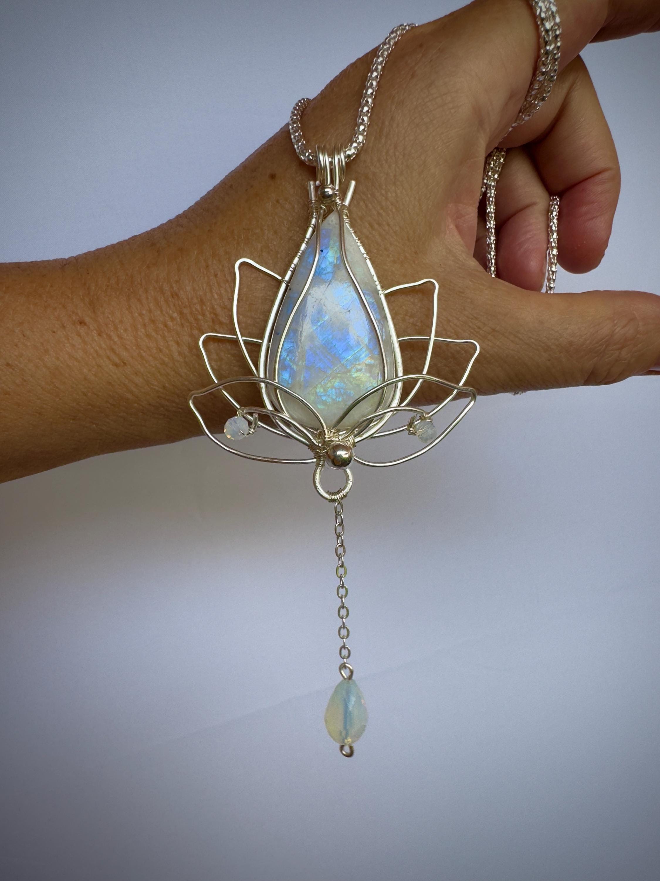 Collana Fiore Di Loto ONEFINITY In Argento Sterling 925 Con Pietra Di Luna: Gioiello Significativo, Elegante E Ipoallergenico. Regalo Donna Perfetto.