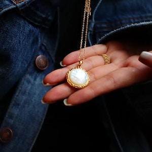 Pearl Pendant Necklace, Mother of Pearl Charm Necklace, White Shell Necklace, Gold Pearl Circle Pendant Necklace, Pearl Medallion Necklace
