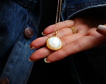 Pearl Pendant Necklace, Mother of Pearl Charm Necklace, White Shell Necklace, Gold Pearl Circle Pendant Necklace, Pearl Medallion Necklace