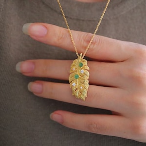 Gold Feather Necklace, Vintage Feather Pendant Necklace, Emerald Feather Necklace, Boho Feather Charm Necklace, Feather Jewelry, Gifts